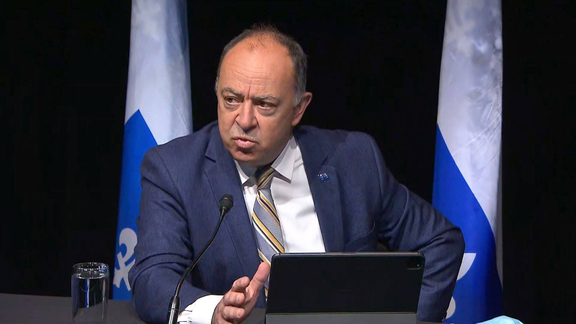 Dub&eacute; presse les syndicats sur le vaccin obligatoire