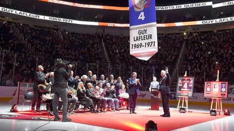 Quebec Plusieurs personnalités dont le président de la LHJMQ Gilles Courteau et le maire de Québec Régis Labeaume entre autres ont rendu un vibrant hommage à Guy Lafleur qui a vu son numéro 4 être retiré par la LHJMQ.