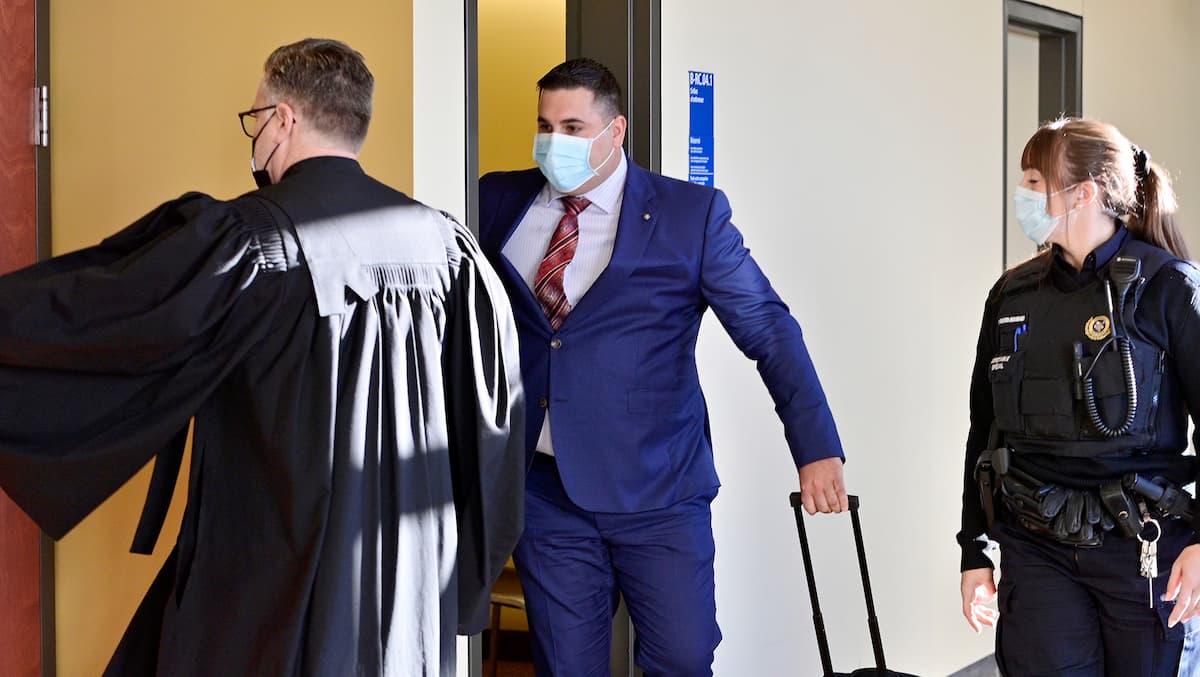 Déneigeur en taule pour avoir volé et fraudé des clients