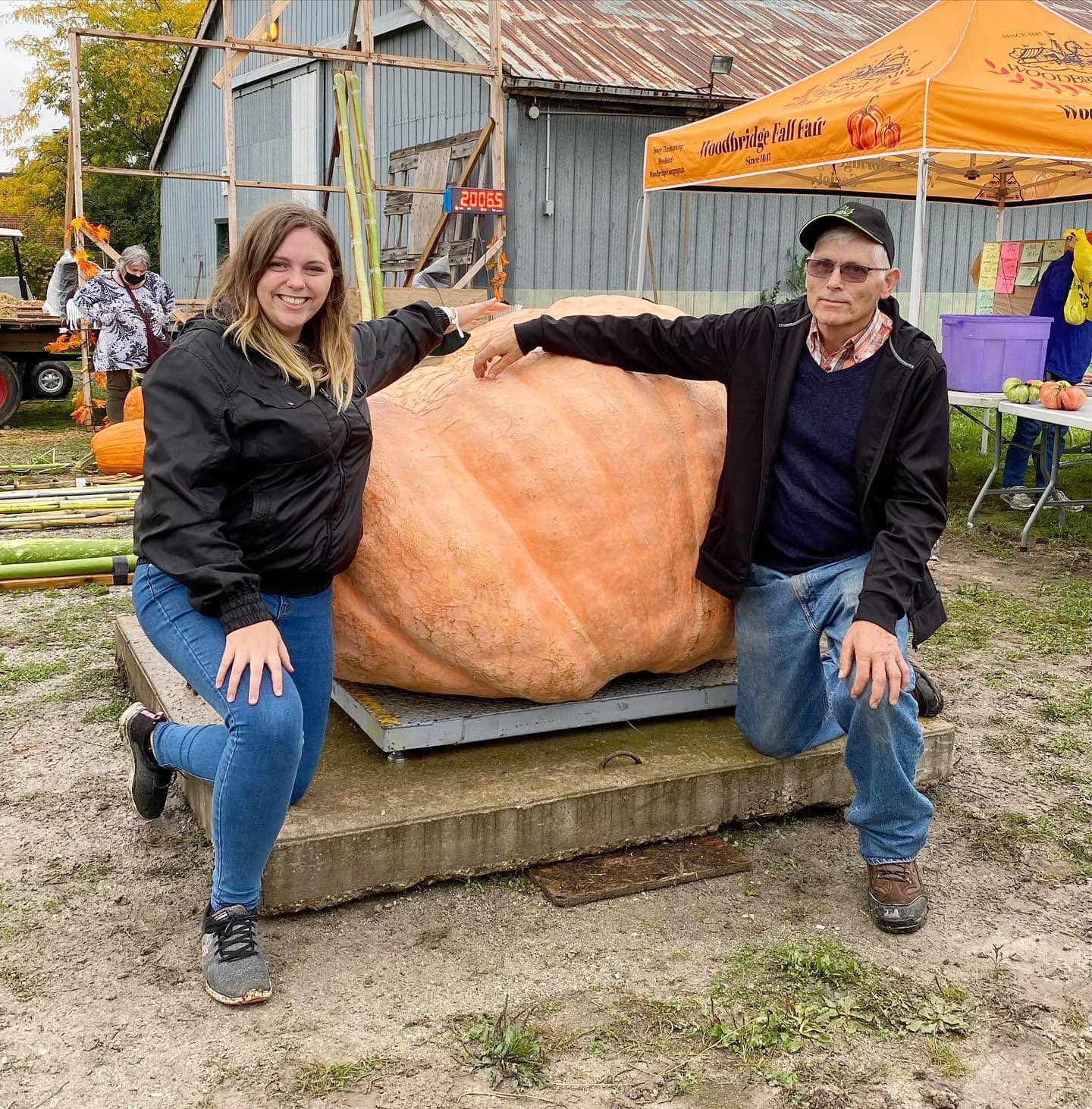 PHOTOS | Deux Qu&eacute;b&eacute;cois font pousser la plus grosse citrouille du pays