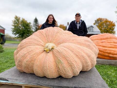 Jim Bryson, his daughter Kelsey and their big pumpkin, have just set the record.