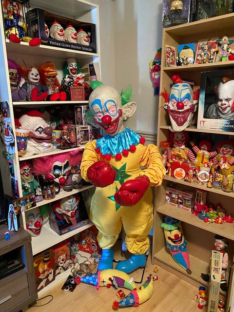 Les murs du petit appartement de Mireille Harvey sont recouverts d’objets représentant des clowns, du plancher au plafond.