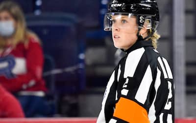(2) A arbitragem Elizabeth Mantha durante o primeiro período da partida de hóquei da AHL entre os Americanos de Rochester e o Rocket de Laval foi vendida em 29 de outubro de 2021. MARTIN CHEVALIER / LE JOURNAL DE MONTRÉAL
