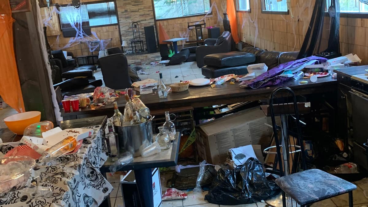 EN IMAGES | Nuit d’horreur dans un chalet saccagé pour Halloween