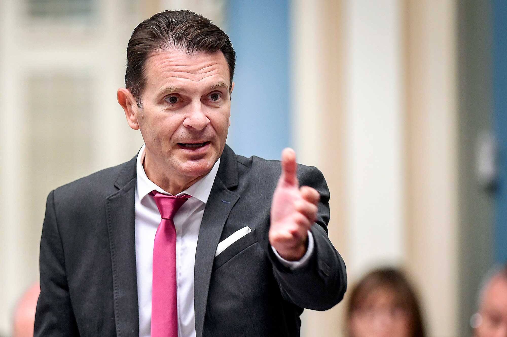 Bonnardel prend les gens pour &laquo;des valises&raquo;, dit une coalition