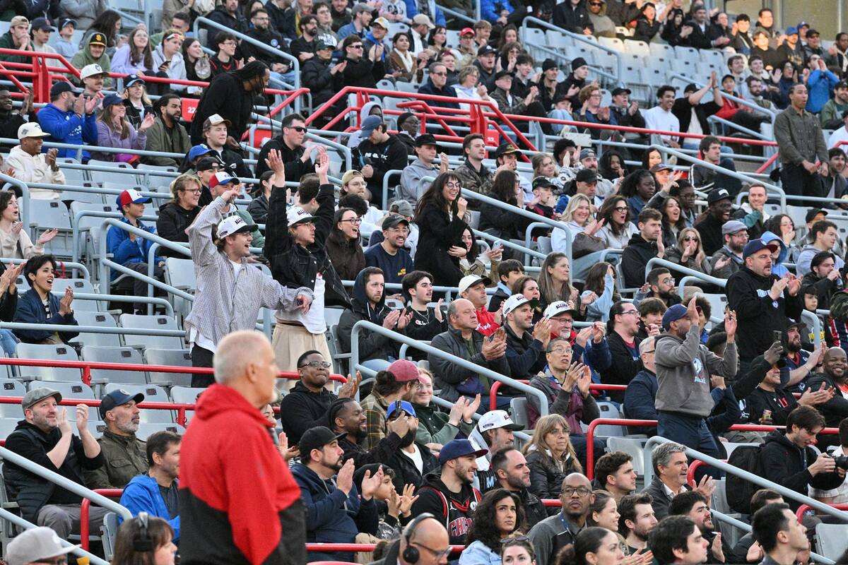 Tavis smith scored eight points in the first two quarters on Sunday, on the occasion of a historic match disputed outside, at the IGA stadium, between the Montreal Alliance and the Ottawa Blackjacks.