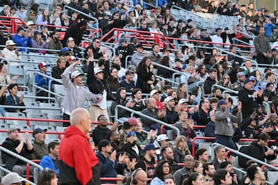 Tavis smith scored eight points in the first two quarters on Sunday, on the occasion of a historic match disputed outside, at the IGA stadium, between the Montreal Alliance and the Ottawa Blackjacks.