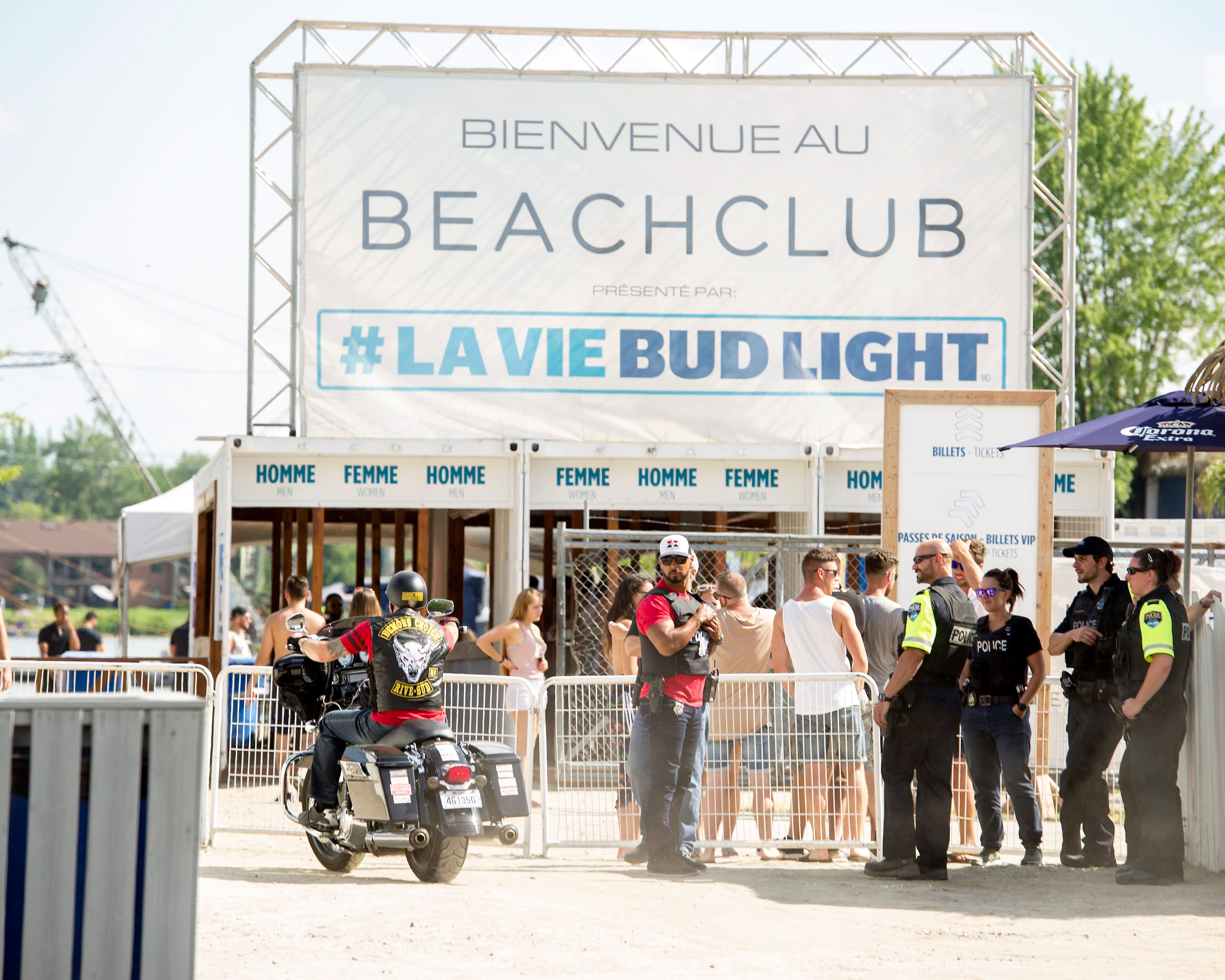La police tra&icirc;ne le Beach Club en cour