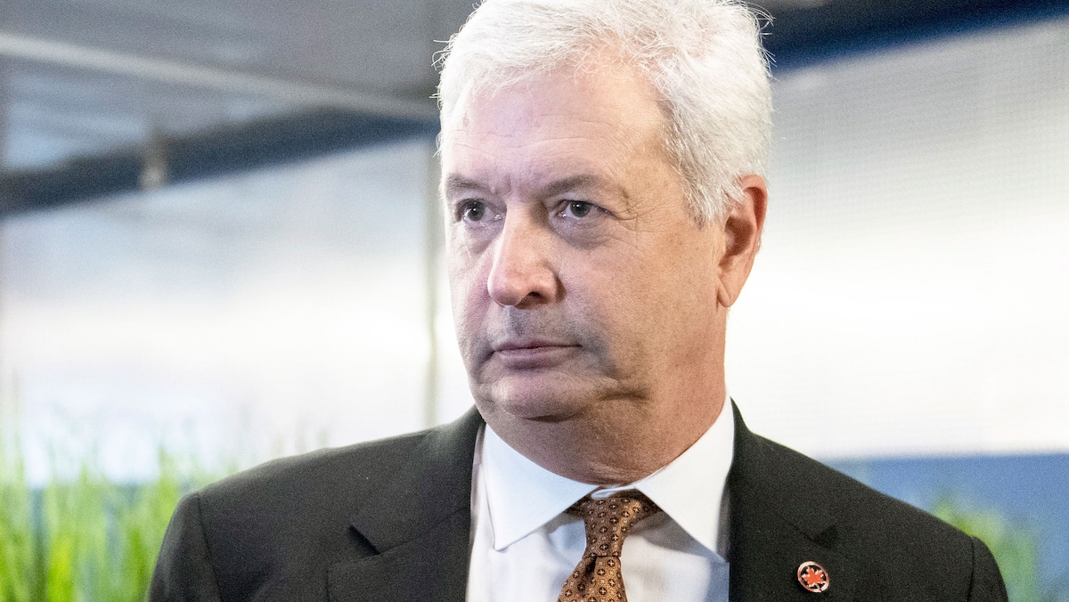 Dans un français approximatif, Michael Rousseau s’excuse | TVA Nouvelles