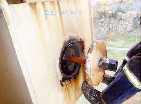 There is corrosion on the suspension bridge and the articulation arm, mainly at the base, on the anchors and steel rods.