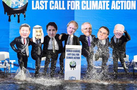 Activistas vestidos como líderes mundiales, incluido el primer ministro Justin Trudeau, en una manifestación en Glasgow.