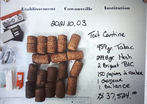Livraison drones Un paquet contenant notamment du tabac et du haschich valant plus de 37 000 $ livré par drone a été saisi à l’Établissement de Cowansville en octobre.