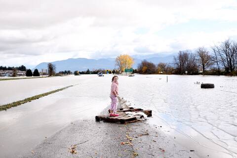 The roads in Abbotsford were completely submerged and many vehicles were paralyzed.