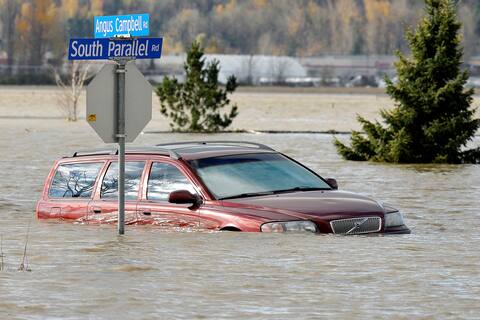 The roads in Abbotsford were completely submerged and many vehicles were paralyzed.
