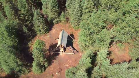 Les mangeoires se retrouvent près de la porte de l'enclos. Les caribous peuvent s'y nourrir et s'abreuver.