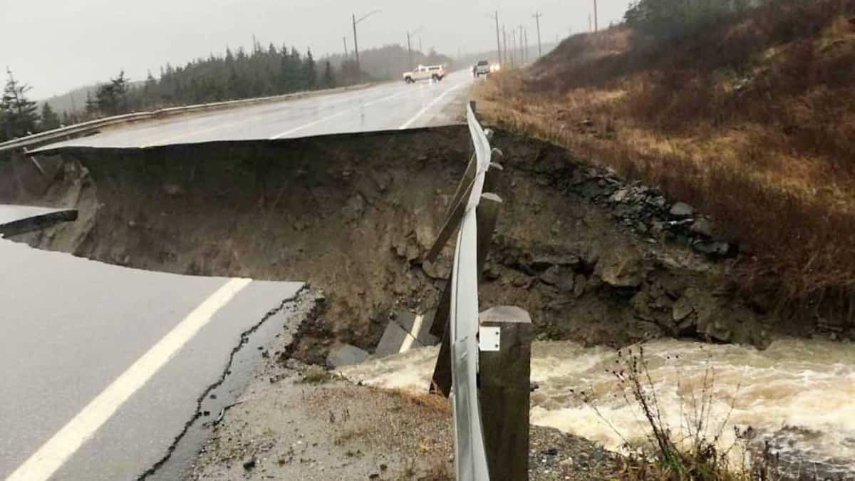 Tronçons de la Transcanadienne effondrés: un camionneur d’ici coincé à Terre-Neuve