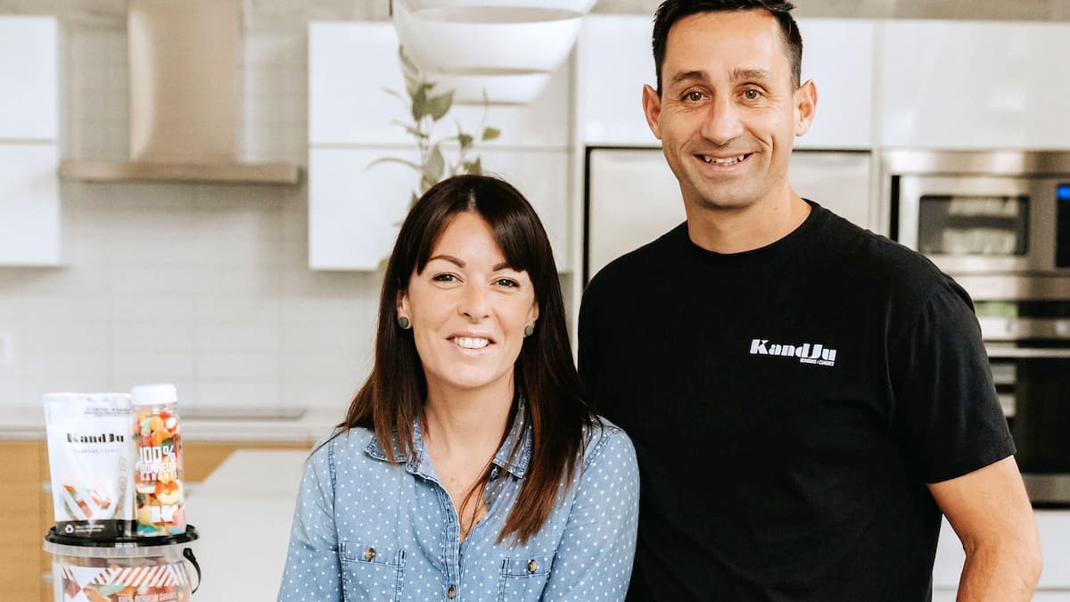 Frappée par une avalanche de bonbons