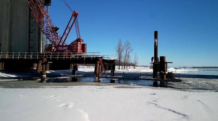 Le chantier de construction du pont Laviolette brave les intempéries