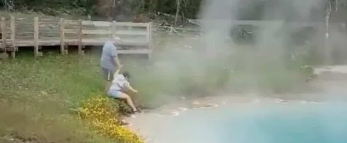 vediamo |  “Fa caldo!”: una turista di Yellowstone immerge la mano in una fontana vediamo |  “Fa caldo!”: una turista di Yellowstone immerge la mano in una fontana