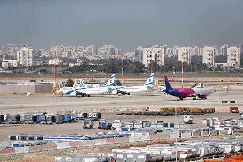 La calma prevaleció en el Aeropuerto Internacional Ben Gurion al este de Tel Aviv, ya que Israel desde el domingo cerró sus fronteras a los extranjeros debido a la fórmula Omicron.