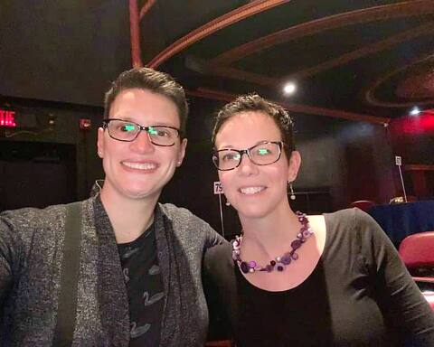 Delphine Vanhal (izquierda) y su esposa Genevieve Lapointe esperan ir a Bélgica.