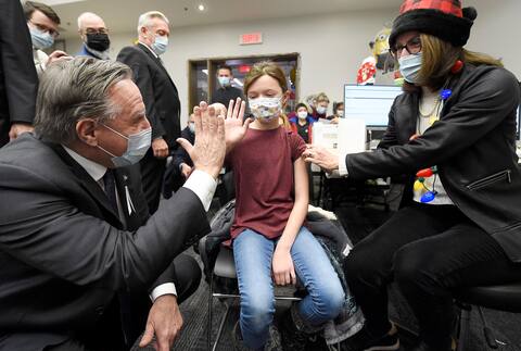 The Prime Minister took a long time in Lewis on Wednesday to encourage children who are sometimes scared in front of the needle. At Justin Mignold (photo), Franுவாois LeCold praised the courage of the youth. According to him, we need to look at the direct link between the high rate of vaccination against COVID-19 and the low number of hospitals under control as Christmas approaches.