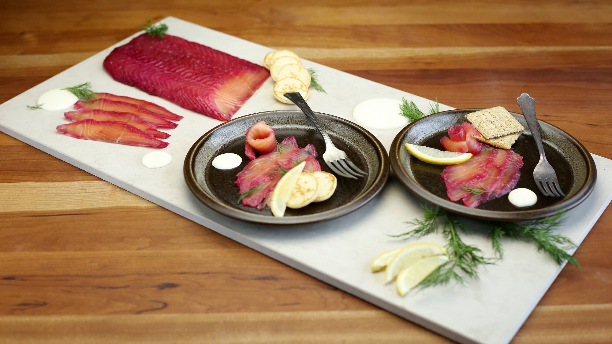 Gravlax de saumon &agrave; la betterave