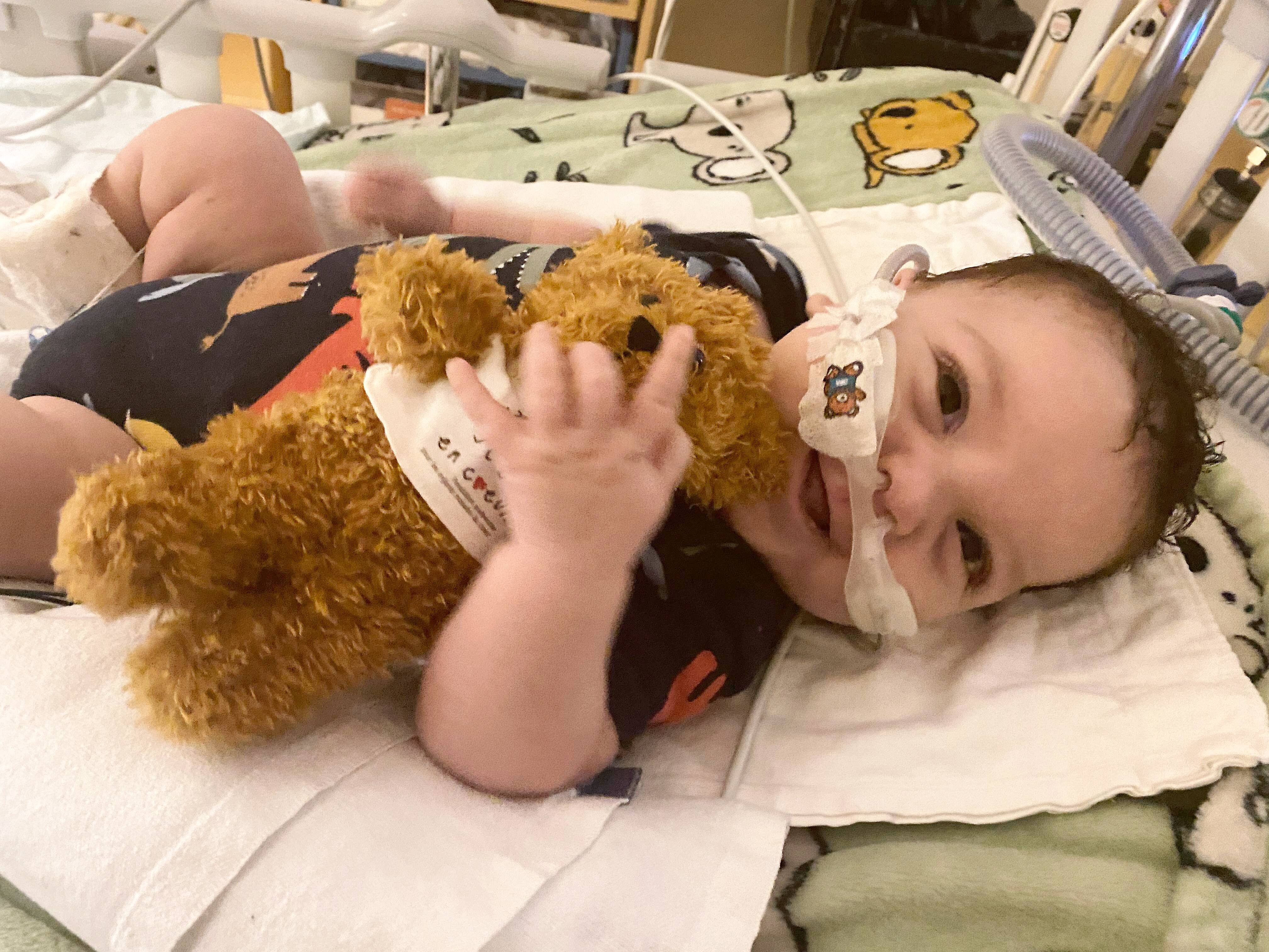 Un bambin de 4 mois se bat comme un champion