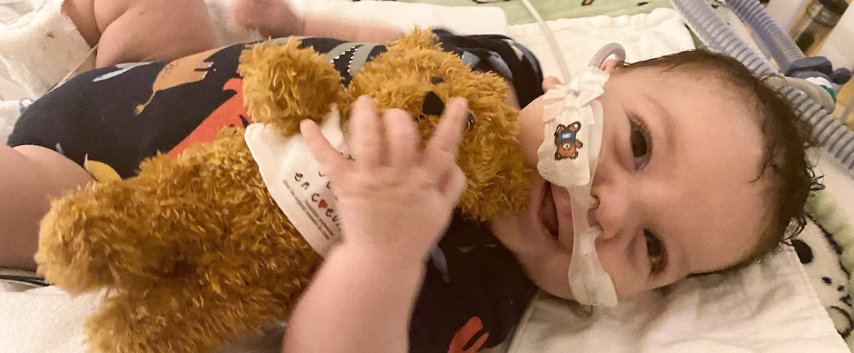 Un bambin de 4 mois se bat comme un champion