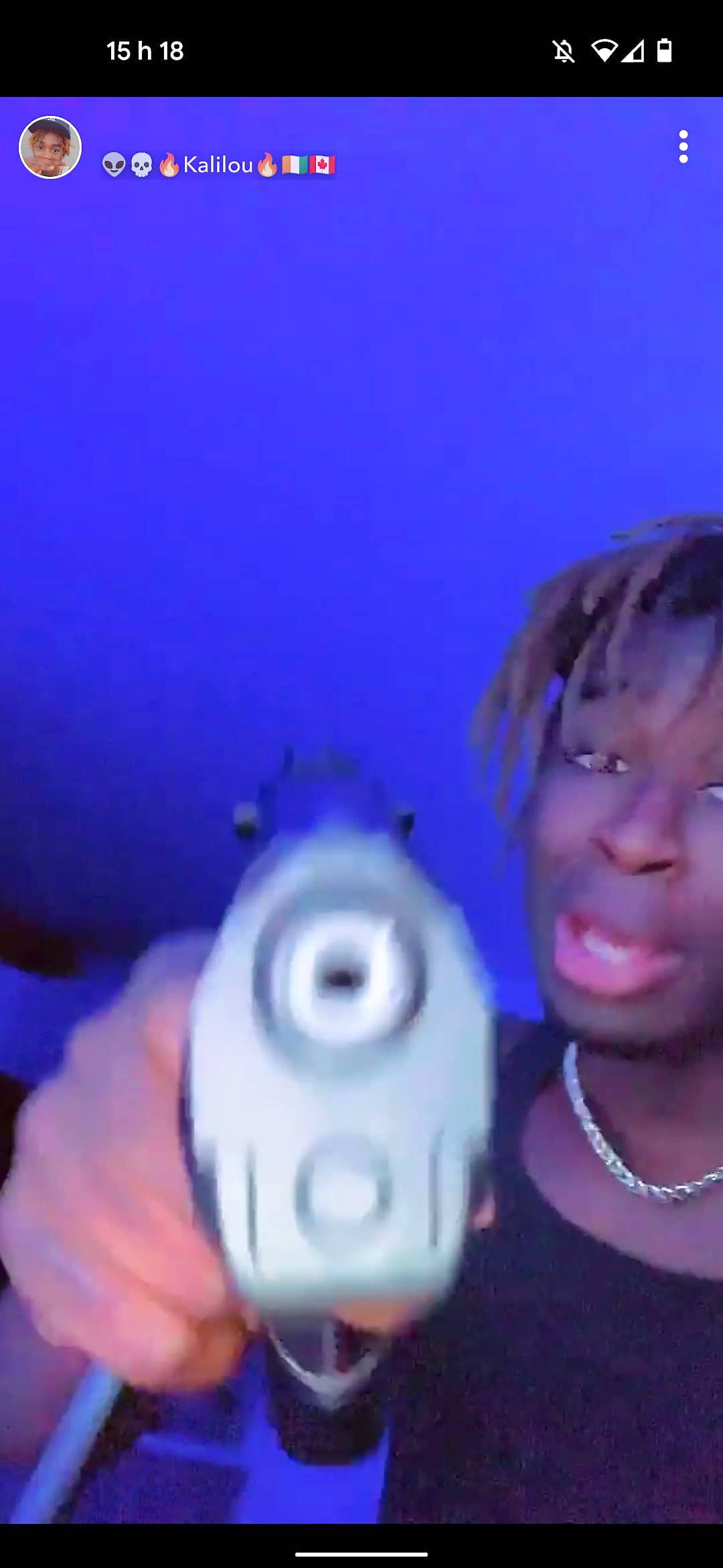 Accus&eacute; de viol collectif sur des ados: Kalilou Barry se filmait sur les r&eacute;seaux sociaux avec un pistolet