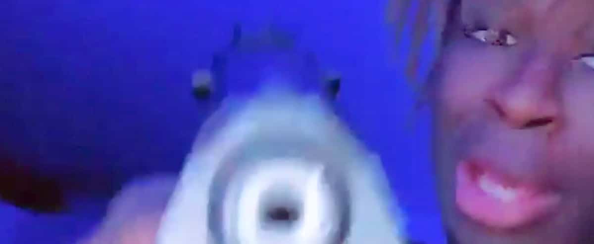 Accusé de viol collectif sur des ados: Kalilou Barry se filmait sur les réseaux sociaux avec un pistolet