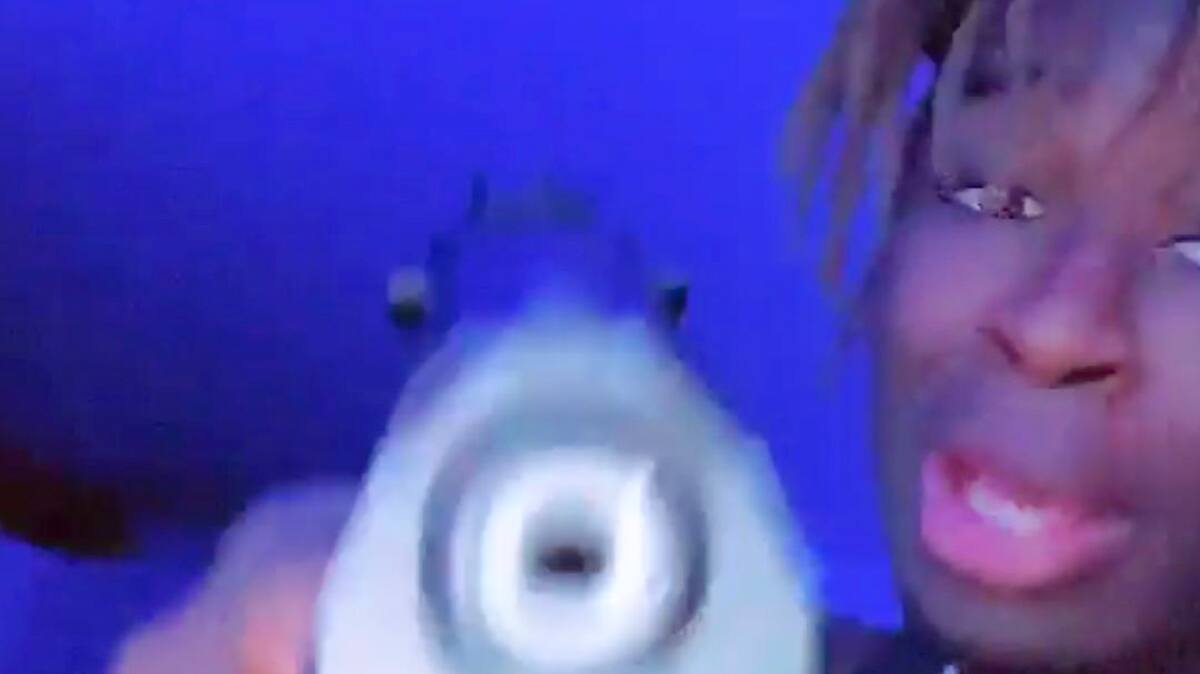 Accusé de viol collectif sur des ados: Kalilou Barry se filmait sur les réseaux sociaux avec un pistolet