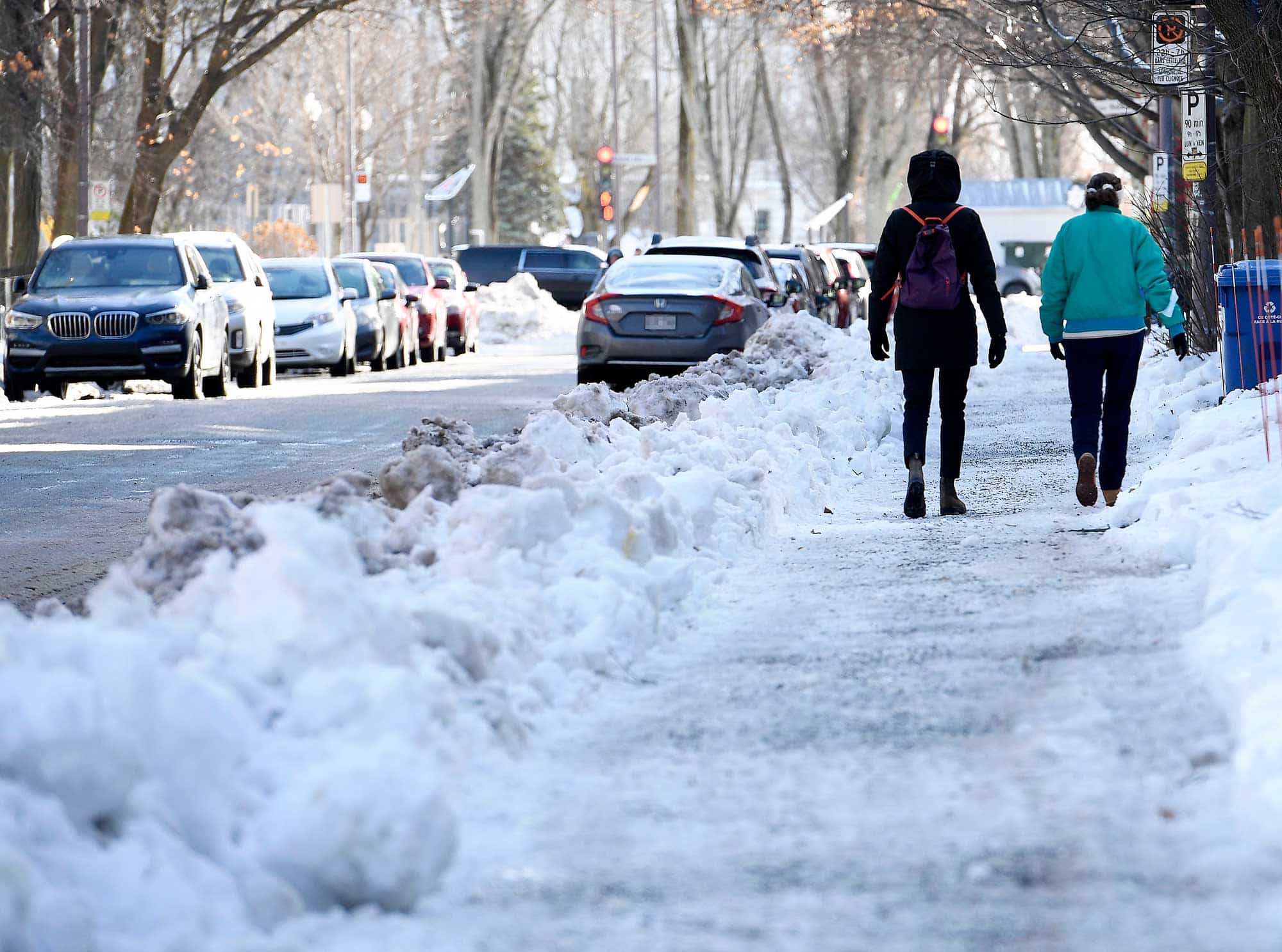 Les chauss&eacute;es glac&eacute;es de Qu&eacute;bec causent plusieurs chutes