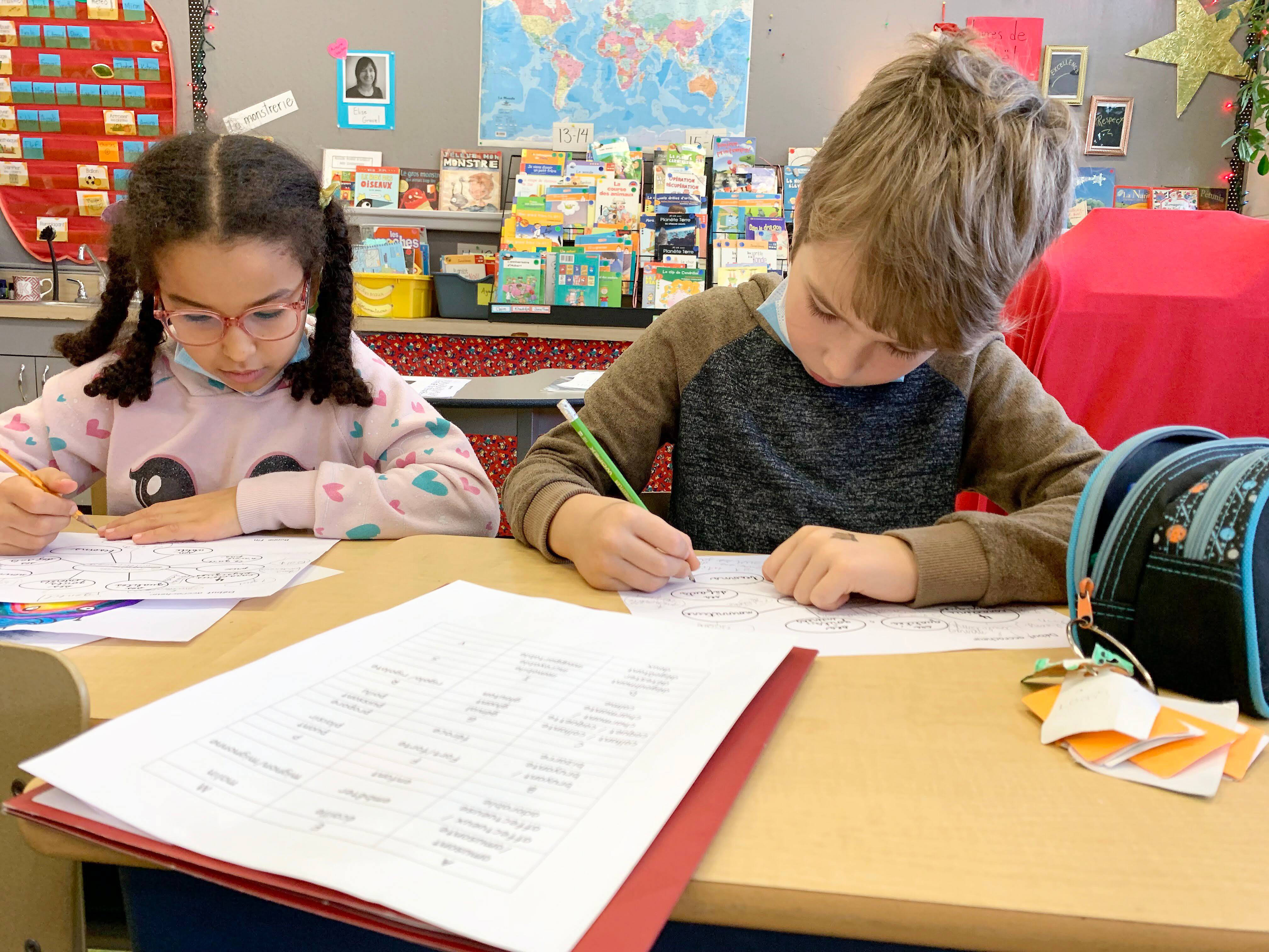 Des élèves de deuxième année de l'école des Coeurs-Vaillants, à Québec, lors d'un atelier d'écriture.
