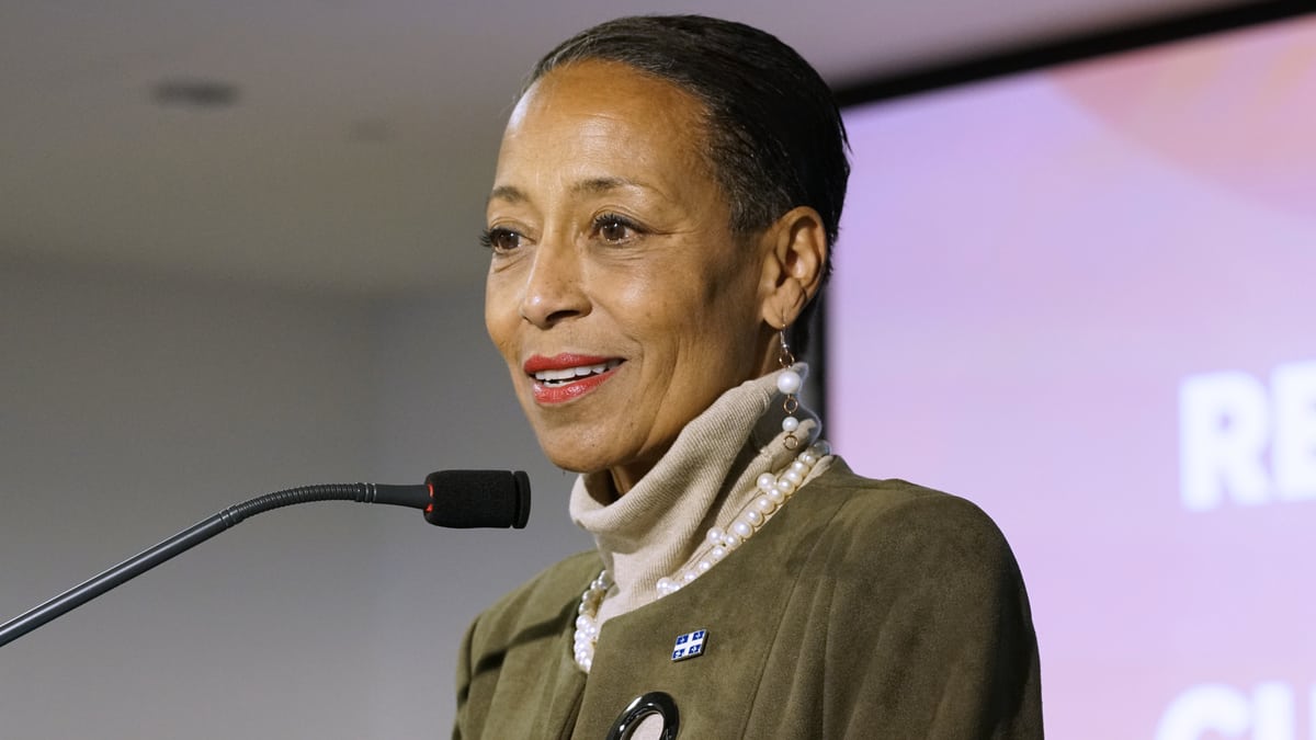 La ministre Nadine Girault cesse temporairement ses activités