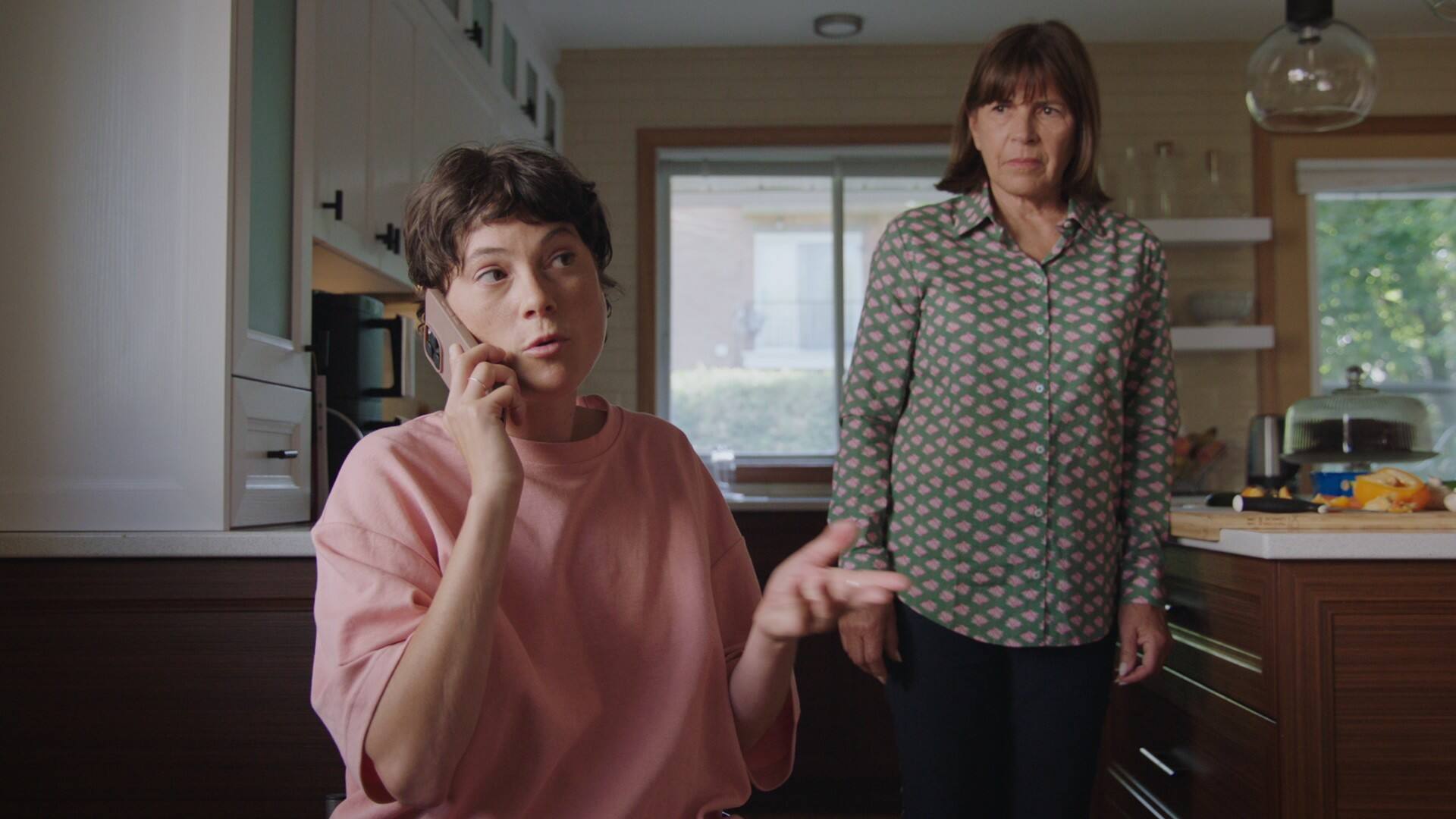 Mireille Deyglun, à droite, a dit avoir beaucoup apprécié jouer avec sa camarade de jeu Julianne Côté dans «Indéfendable». Cette intrigue démarre le mardi 2 décembre.