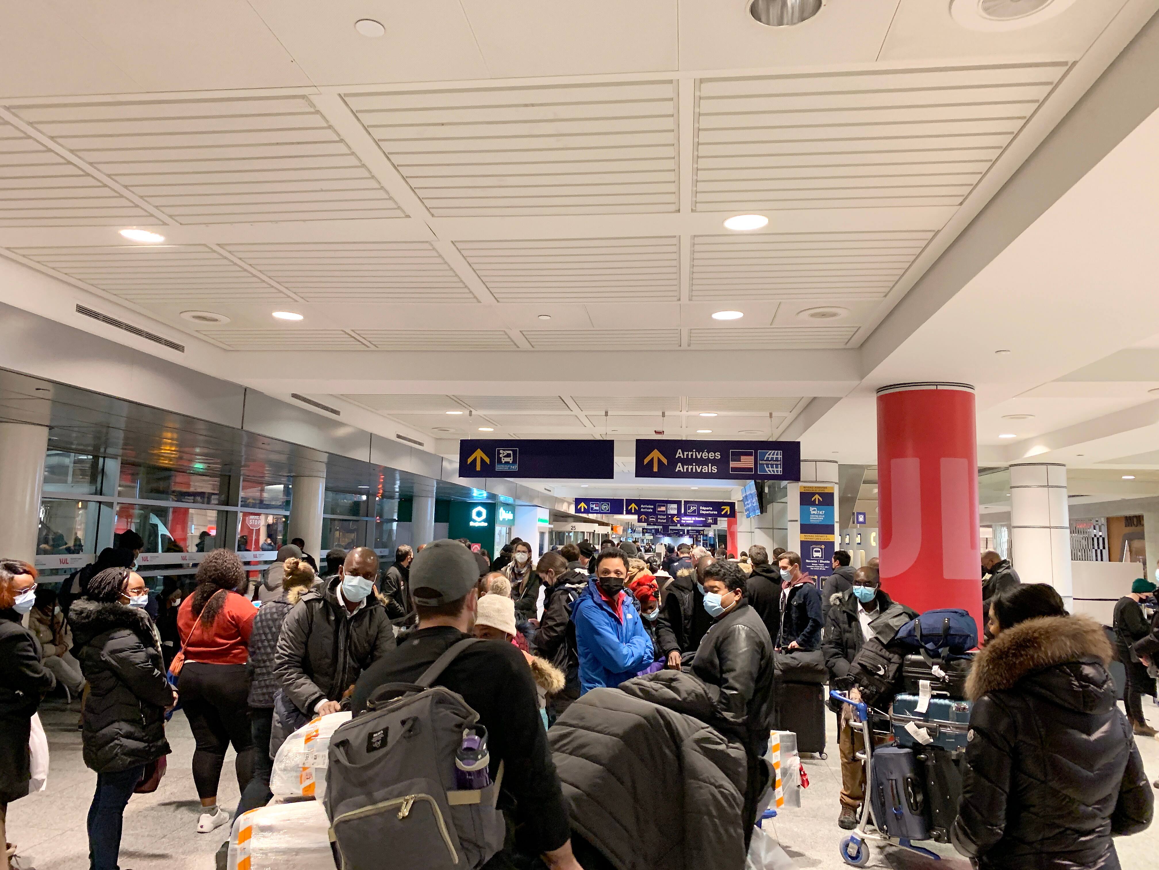 Accolades et embrassades &agrave; l&rsquo;arriv&eacute;e des voyageurs