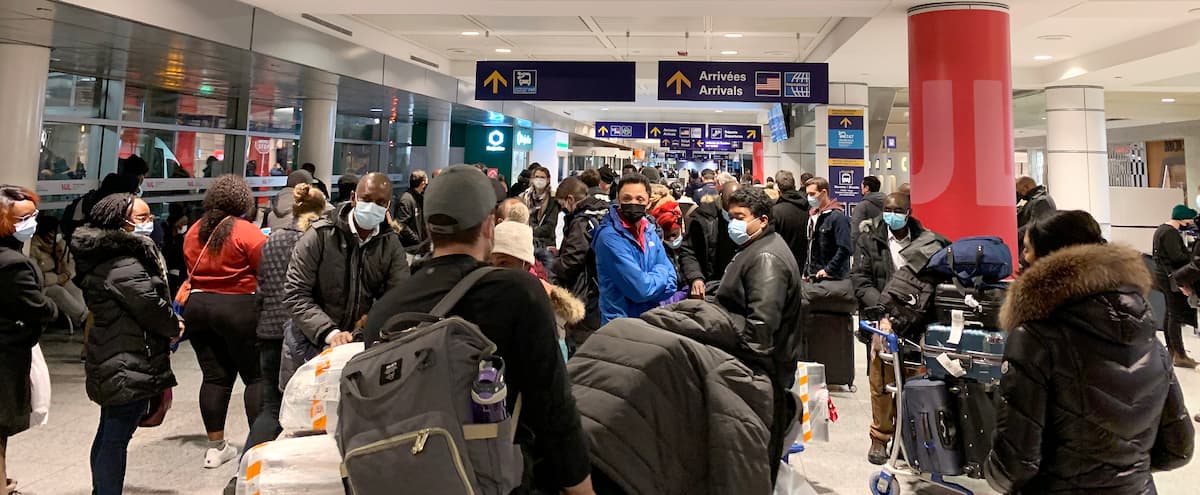 Accolades et embrassades à l’arrivée des voyageurs