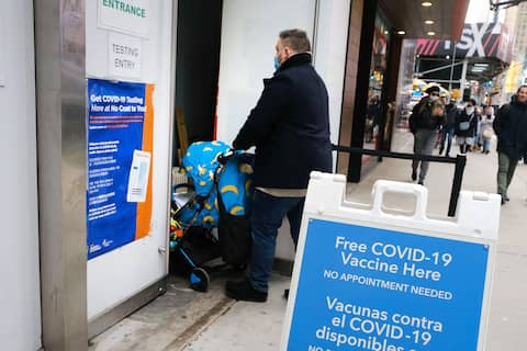 New York'ta bir adam Covit-19 aşısını ücretsiz olarak sunan bir kliniğe girer.