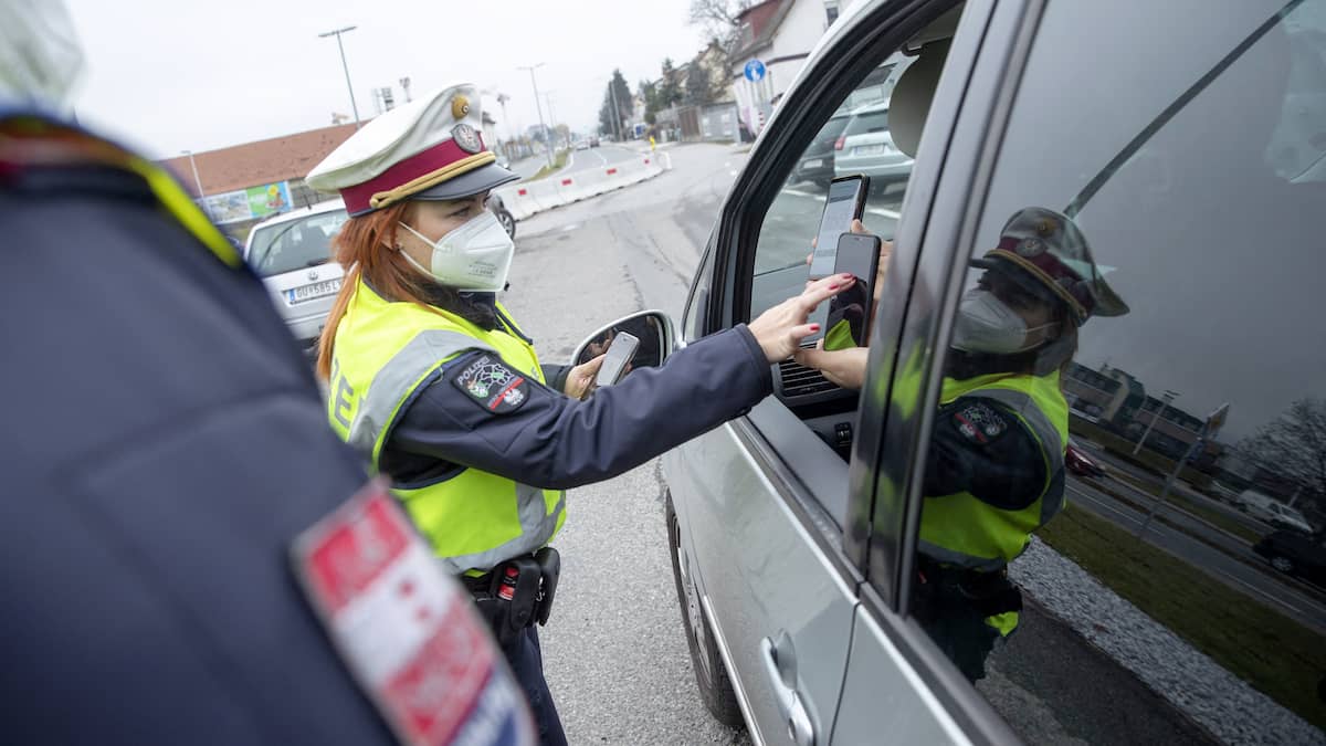 Le monde serre la vis aux non-vaccinés