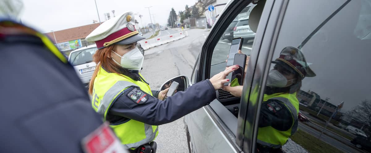 Le monde serre la vis aux non-vaccinés