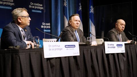 El primer ministro Francois Legault anunció una serie de nuevas medidas de salud el jueves, durante una conferencia de prensa en Montreal. Lo acompañaron el Dr. Horacio Arruda (izquierda) y el ministro Christian Dube (derecha).