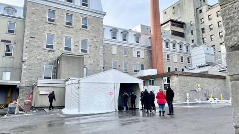 Hotel-Dew Clinic Before Hôtel-Dieu, an employee handed out appointment coupons to people who came to the screening clinic.