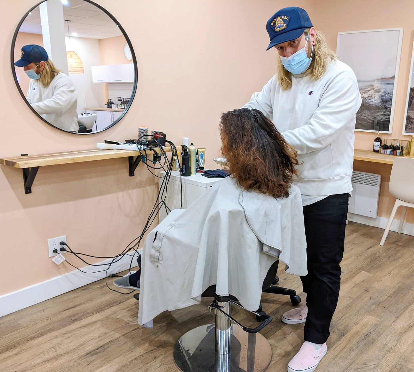 Passeport vaccinal: une décision qui ne fait pas l’unanimité dans les salons de coiffure Passeport vaccinal: une décision qui ne fait pas l’unanimité dans les salons de coiffure