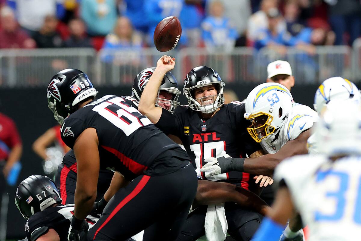 Los pases de Kirk Cousins ​​terminaron con demasiada frecuencia en manos de los Chargers en lugar de en las de los Falcons.