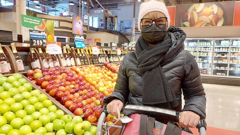Valérie Desmeules, crossed yesterday in the fruit and vegetable aisle of the IGA of Saint-Basile-le-Grand, does not think that food prices will go down. “Apples are very expensive. Frankly, for a fruit that comes from here, it's a bit outrageous,” she says.