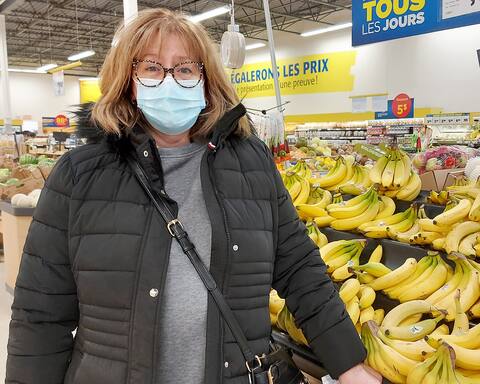 Lyne Riendeau, met yesterday in a Maxi on the South Shore of Montreal, says that she has to cut down on treats at the grocery store to buy the bare necessities: “Bananas at home are a necessity. It's hard, but we have no choice. We will cut on other things. »