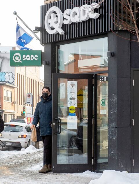 The Journal was able to shop at SQDC with its false documents.