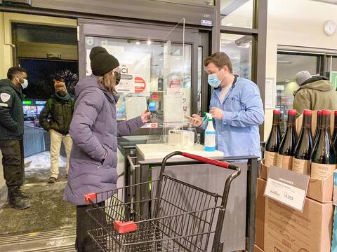 At SAQ, our representative presents his fake vaccination passport, which will be accepted.