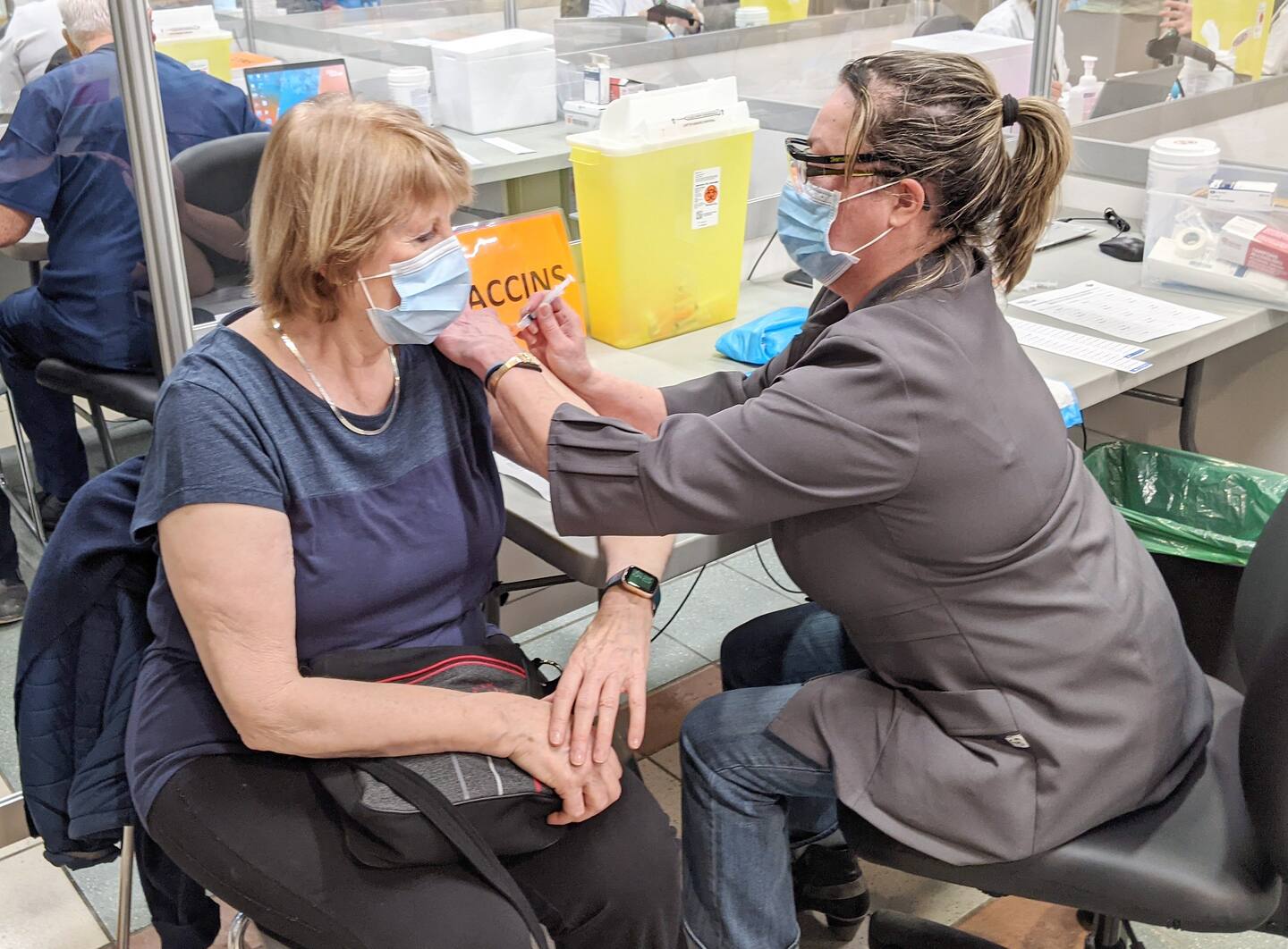 Vaccination: cibler les gens à risque plutôt que toute la population, proposent des experts Vaccination: cibler les gens à risque plutôt que toute la population, proposent des experts